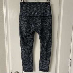 Lululemon grey and black cropped leggings GREAT CONDITION size 6